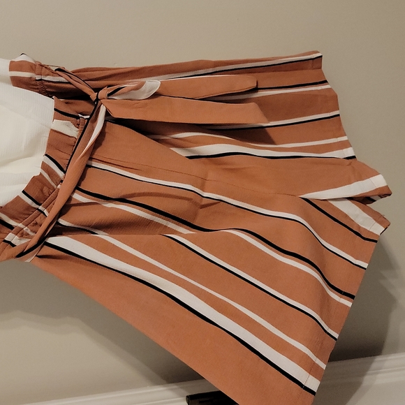 Spaghetti strap, high waisted shorts rompers in brown & white - Picture 3 of 3